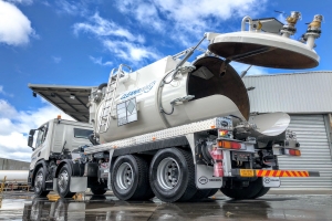 Vacuum Tanker with rear tipping door